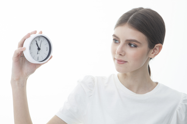 眉毛サロンの施術にかかる時間　時計を見る女性