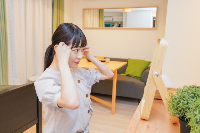 東京で人気の眉毛サロン　準備をする女性