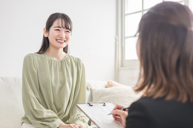 銀座の眉毛サロン　カウンセリングを受けている女性