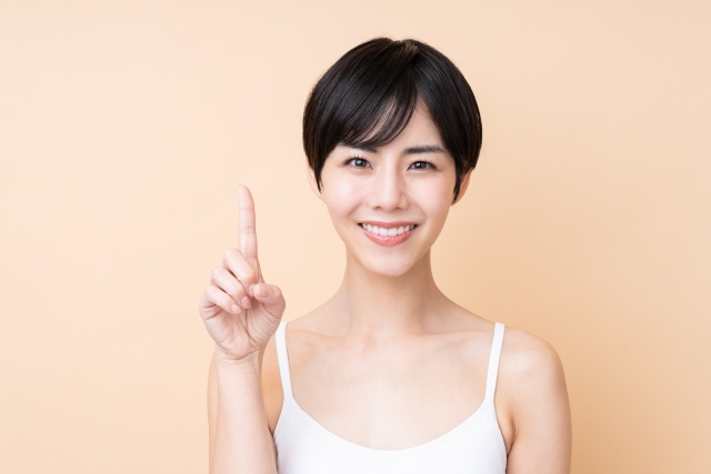 下北沢でおすすめの眉毛サロン　ショートヘアの女性