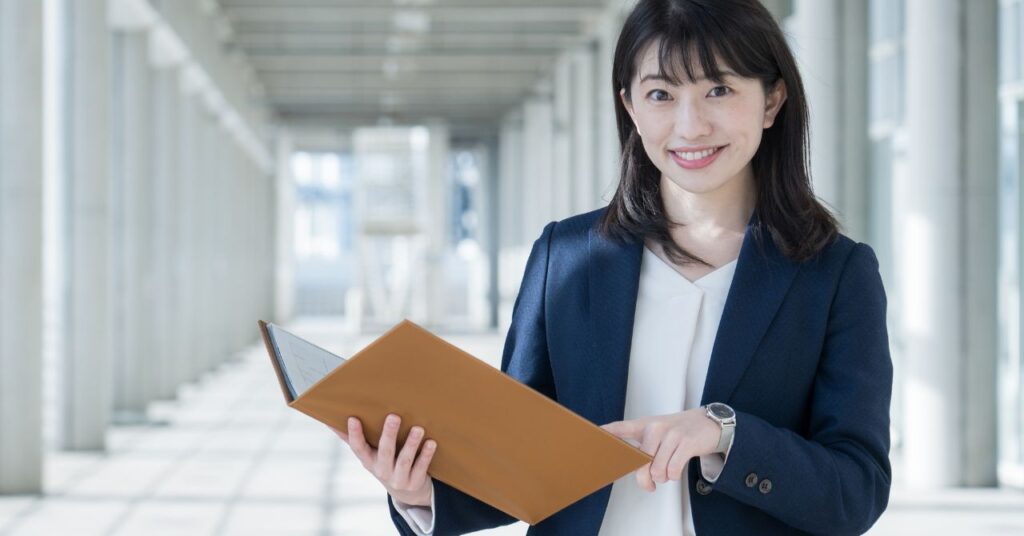 アイリストにおすすめの副業　女性のイメージ