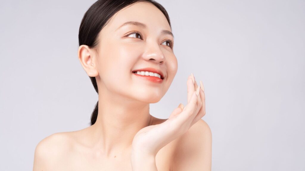 大阪で眉毛サロンで耳つぼジュエリーを施術するときの注意点 女性のイメージ
