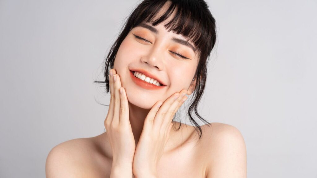 大阪の眉毛サロンで耳つぼジュエリーをするときに知っておきたいこと 女性のイメージ