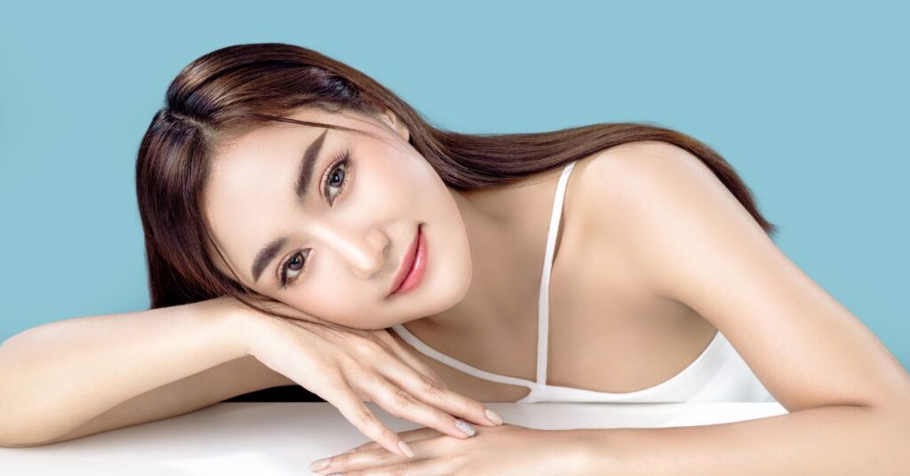 セルフ眉毛パーマキットを使って存在感のある目元に 女性のイメージ