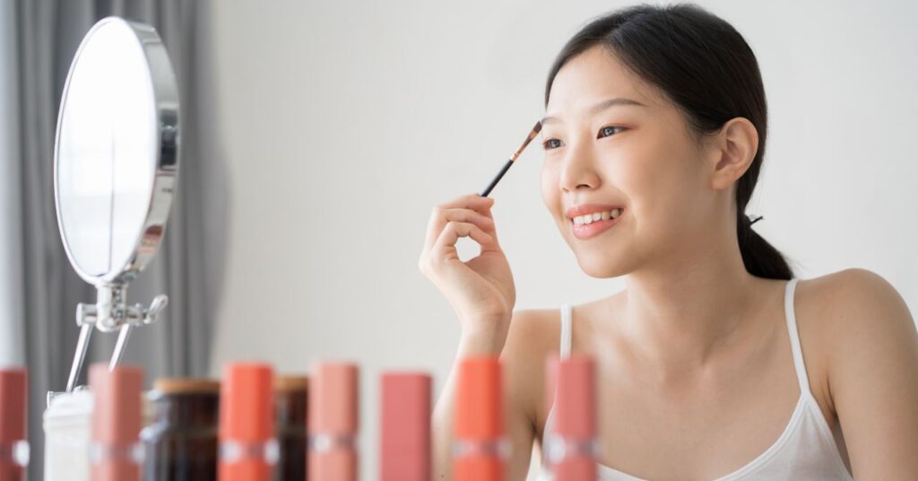 眉毛ワックスシートと併用がおすすめの商品 女性のイメージ
