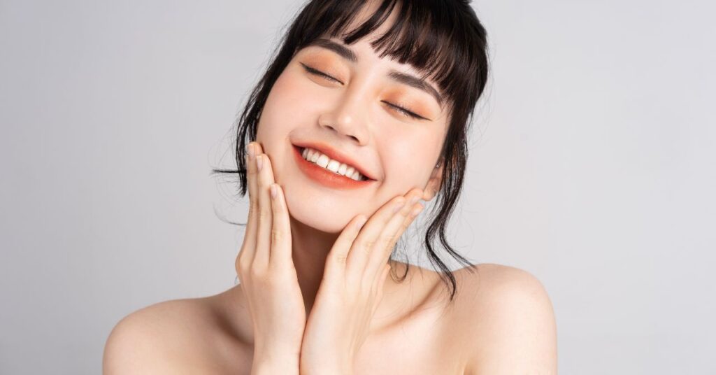 まつ毛ドライヤーを使って美しい目元に 女性のイメージ