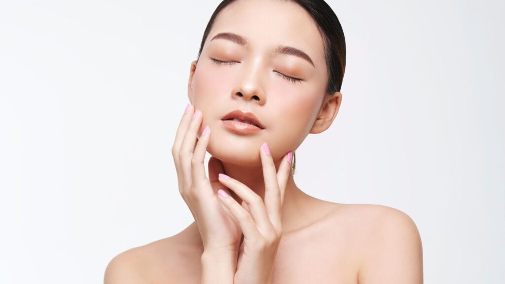 福岡でまつ毛パーマと眉毛が同時に施術できるサロン　女性のイメージ