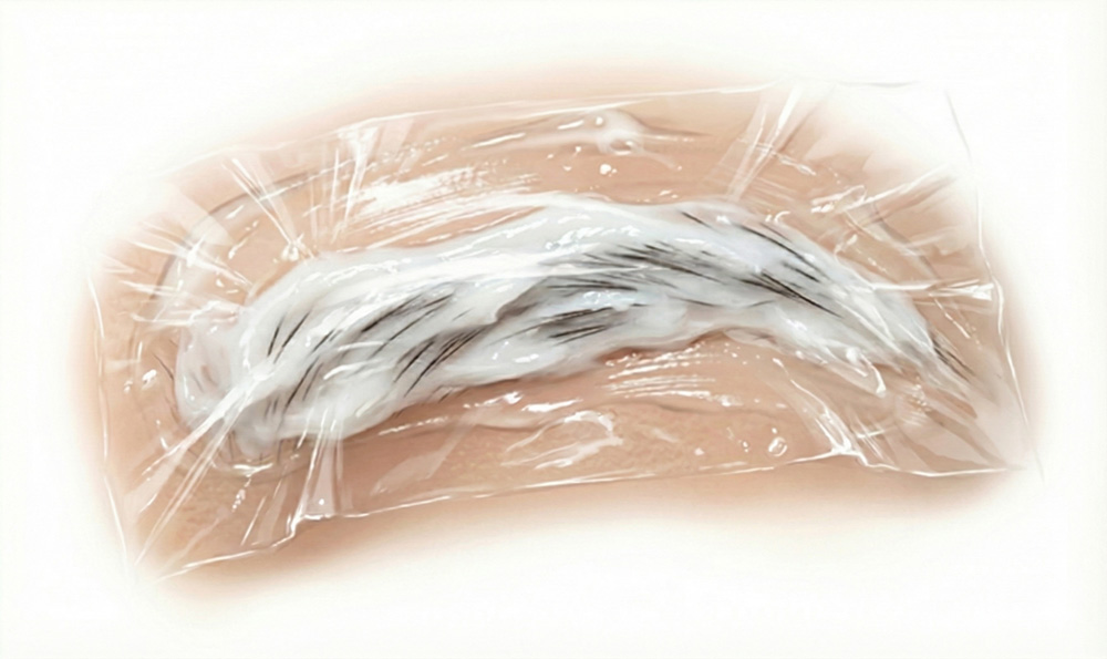 眉毛の上にラップを乗せて10分前後おく　イメージ