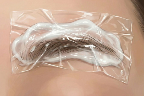 眉毛の上にラップを乗せて5分～10分おく　イメージ