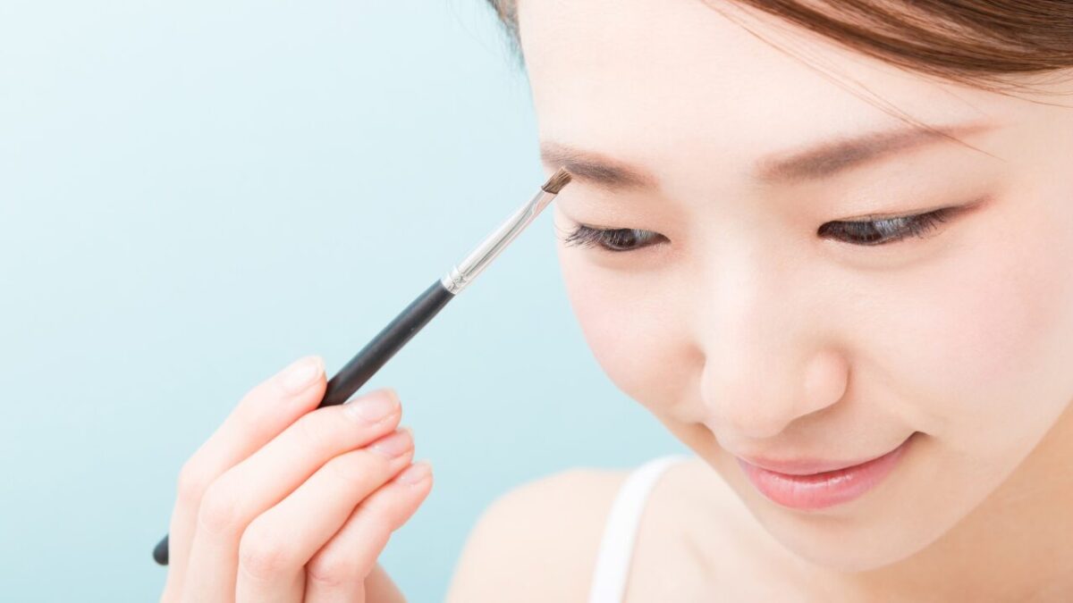「リバイブラッシュ」は眉毛　女性のイメージ