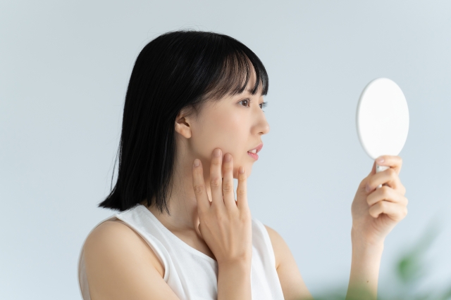 悩んでいる女性